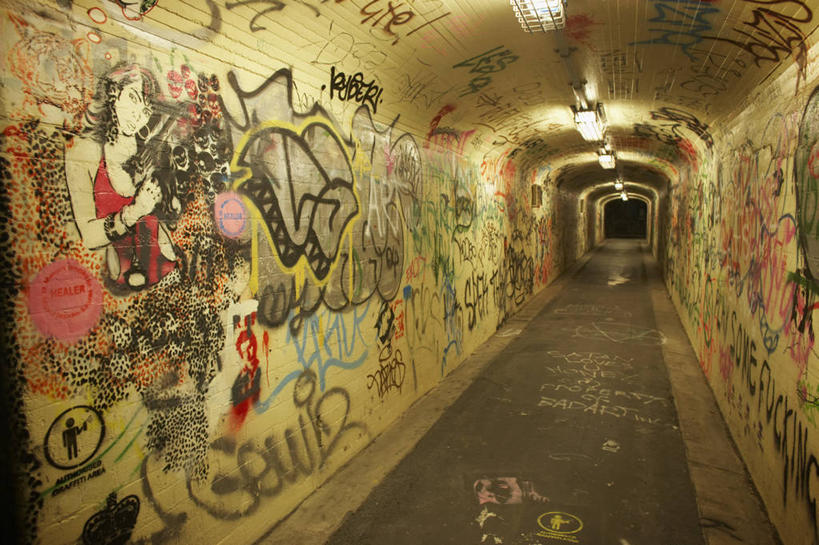 无人,横图,室内,白天,正面,绘画,照明,一排,阴影,艺术,整齐,装饰,平静,光线,隧道,影子,墙,走道,走廊,过道,灯光,文化,顶灯,壁画,墙壁,墙面,灯,排列,灯具,华丽,修饰,照亮,点缀,照明设备,地道,队列,衬托,美观,雅致,雅观,僻静,寂静,画画,彩图