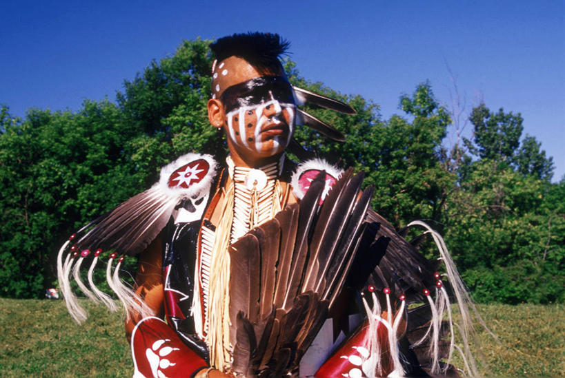 西方人,一个人,站,横图,室外,白天,正面,化妆,美容,旅游,度假,草地,草坪,美景,植物,欧洲,加拿大,欧洲人,仅一个男性,仅一个人,护肤,阴影,服装,装饰,光线,影子,景观,扭头,注视,休闲装,娱乐,传统,草,树,树木,仅一个年轻男性,衣服,蓝色,绿色,蓝天,天空,阳光,自然,天,观察,看,站着,转头,保养,享受,休闲,休闲服,景色,放松,夸张,保健,服饰,生长,晴朗,成长,观看,华丽,修饰,点缀,察看,北美,北美洲,关注,自然风光,美洲,养颜,万里无云,北亚美利加洲,亚美利加洲,衬托,美观,雅致,雅观,夸大,男人,男性,年轻男性,白种人,晴空,晴空万里,站立,半身,彩图