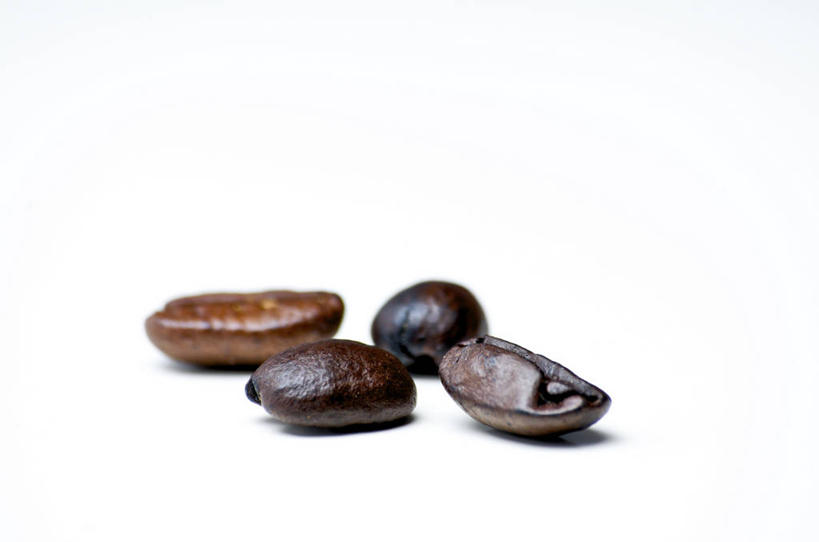 咖啡,无人,横图,俯视,室外,特写,白天,白色背景,植物,豆,静物,一排,阴影,整齐,褶皱,光线,影子,灯光,豆类,豆子,四颗,排列,咖啡豆,摄影,影棚,队列,豆科,咖啡因,彩图,高角度拍摄,影棚拍摄,拍摄