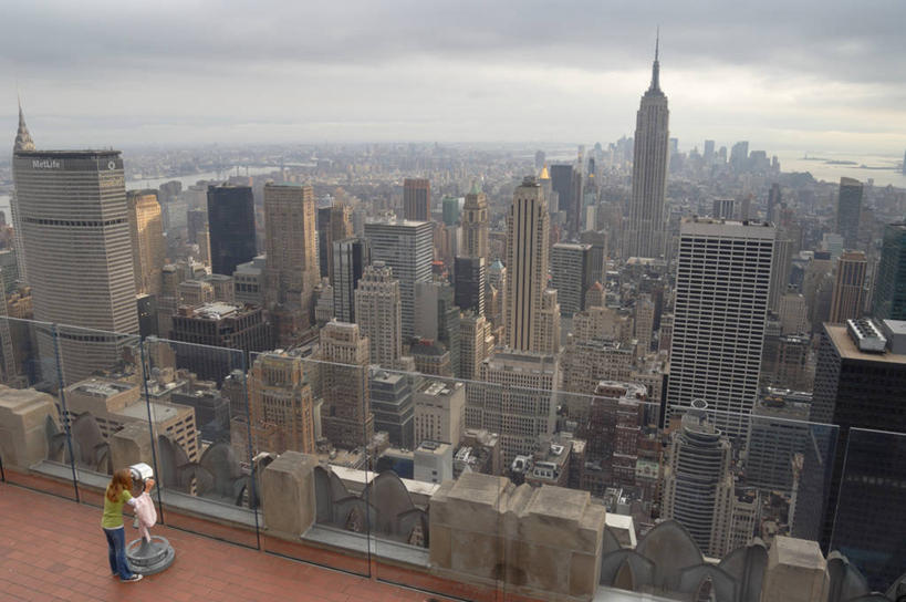 西方人,儿童,家庭,母亲,女儿,高楼大厦,站,横图,俯视,室外,白天,度假,纯洁,美景,日落,窗户,落地窗,城市风光,城市,大厦,建筑,摩天大楼,帽子,欧洲,纽约,美国,欧洲人,一排,阴影,服装,整齐,光线,头盔,影子,景观,晚霞,霞光,云,云朵,落日,曼哈顿,云彩,扭头,注视,休闲装,娱乐,玻璃窗,排列,小孩,衣服,蓝色,白云,蓝天,天空,阳光,黄昏,安全帽,天,观察,看,站着,转头,享受,休闲,温暖,温馨,母女,一家人,休闲服,景色,彩霞,放松,可爱,母爱,童年,童趣,服饰,晴朗,观看,和睦,察看,北美,北美洲,队列,关注,美洲,童真,烂漫,无邪,纽约州,帝国之州,帝国州,北亚美利加洲,亚美利加洲,夕照,洛克菲勒,洛克菲勒中心,洛克斐勒中心,天真,年轻女性,女孩,女人,女性,白种人,孩子,年轻人,晴空,夕阳,站立,彩图,高角度拍摄,全身,大楼,高层建筑,高楼,摩天楼,融洽,曼哈顿岛,斜阳,女生