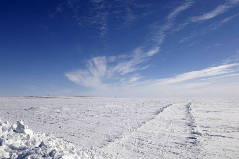 无人,横图,室外,白天,正面,旅游,度假,美景,雪,大雪,加拿大,地平线,积雪,景观,雪景,云,云朵,冬季,冬天,辽阔,地面,云彩,娱乐,蓝色,白云,蓝天,天空,自然,天,享受,休闲,广阔,景色,放松,寒冷,晴朗,一望无际,北美,北美洲,自然风光,延伸,美洲,天地相交,北亚美利加洲,亚美利加洲,严寒,努纳武特,努纳武特领地,无边无际,一马平川,剑桥湾,基蒂克美奥特地区,晴空,彩图