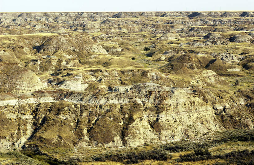 无人,公园,横图,俯视,室外,白天,旅游,度假,草地,草坪,石头,美景,植物,加拿大,阴影,粗糙,光线,石子,影子,景观,悬崖,娱乐,草,蓝色,绿色,蓝天,天空,阳光,自然,天,享受,休闲,陡峭,景色,放松,高低,凹凸,毛糙,北美,北美洲,自然风光,美洲,阿尔伯塔省,阿尔伯塔,北亚美利加洲,亚美利加洲,绝壁,艾伯塔,艾伯塔省,笔陡,峻峭,亚伯达,省立恐龙公园,石块,岩石,彩图,高角度拍摄,阿尔伯塔省恐龙公园,阿省,艾省,亚伯达省,亚省,粗拙