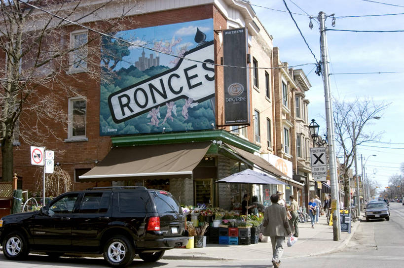 西方人,家,走,横图,室外,白天,仰视,度假,绘画,美景,城市风光,城市,道路,路,公路,汽车,欧洲,加拿大,欧洲人,阴影,艺术,装饰,电力,光线,电线,电线杆,线,影子,房屋,墙,屋子,景观,云,云朵,电能,市场,交通,许多人,线路,云彩,文化,娱乐,楼房,摊贩,壁画,墙壁,墙面,住宅,车,蓝色,白云,蓝天,天空,阳光,交通工具,轿车,天,一群人,享受,休闲,景色,放松,晴朗,电,华丽,修饰,电源,点缀,北美,北美洲,载具,美洲,能量,多伦多,省会,北亚美利加洲,亚美利加洲,衬托,美观,雅致,雅观,安大略省,安省,北方好莱坞,多伦多市,白种人,晴空,马路,步行,画画,散步,走路,彩图,低角度拍摄,全身,房子