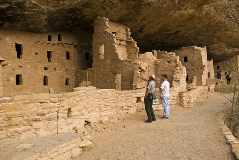 西方人,两个人,公园,站,说,横图,室外,白天,正面,讨论,石头,美景,欧洲,美国,欧洲人,阴影,堆积,服装,光线,石子,影子,洞,景观,悬崖,注视,休闲装,废墟,衣服,阳光,自然,观察,看,站着,休闲,陡峭,休闲服,景色,服饰,洞穴,观看,风化,察看,北美,北美洲,国家公园,关注,自然风光,美洲,科罗拉多州,穴,科罗拉多,弗德台地国家公园,梅萨维德国家公园,北亚美利加洲,亚美利加洲,绝壁,百年州,笔陡,峻峭,长久,久长,悠长,悠久,风蚀,石化,弗德台地,梅萨维德,风蚀地貌,岩石层,交流,白种人,石块,岩石,沟通,讲话,交谈,商讨,说话,谈话,站立,彩图,全身