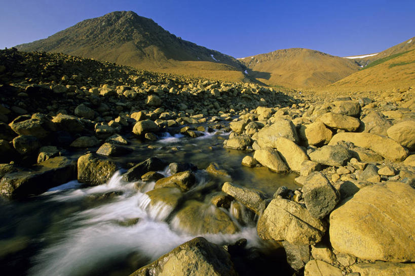 无人,公园,横图,室外,白天,正面,旅游,度假,河流,石头,美景,山,山脉,水,加拿大,阴影,波纹,光线,石子,影子,河水,景观,山峰,水流,涟漪,山峦,娱乐,蓝色,蓝天,水纹,天空,小溪,阳光,自然,波浪,群山,天,溪水,享受,休闲,景色,放松,晴朗,北美,北美洲,国家公园,自然风光,美洲,万里无云,水晕,北亚美利加洲,亚美利加洲,格罗斯莫讷国家公园,纽芬兰,纽芬兰省,石块,岩石,晴空,晴空万里,彩图