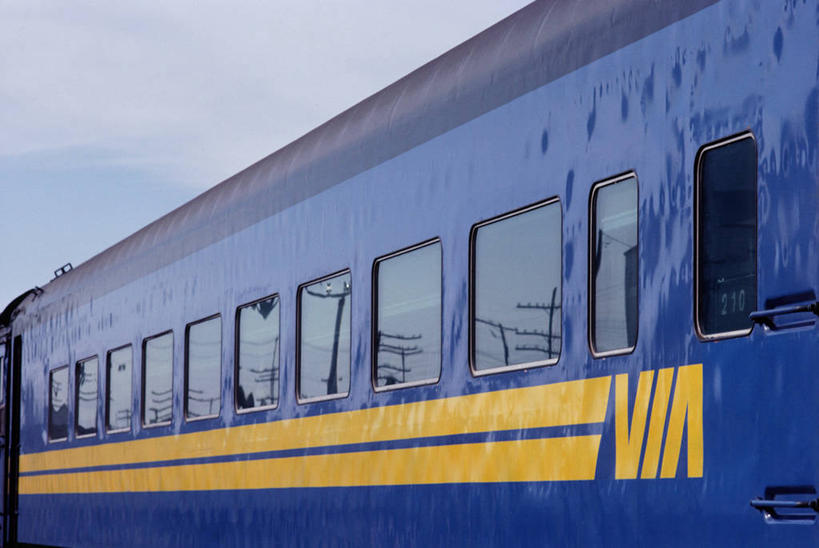 无人,横图,室外,白天,仰视,窗户,火车,加拿大,一辆,一排,阴影,整齐,并列,并排,平静,光线,影子,云,云朵,云彩,玻璃窗,车,排列,黄色,蓝色,白云,蓝天,天空,阳光,交通工具,天,安静,晴朗,宁静,北美,北美洲,队列,静谧,载具,美洲,平行,北亚美利加洲,亚美利加洲,沉静,恬静,安祥,僻静,清静,太平,马尼托巴,马尼托巴省,曼尼托巴省,晴空,彩图,低角度拍摄,曼省,缅尼托巴省,缅省