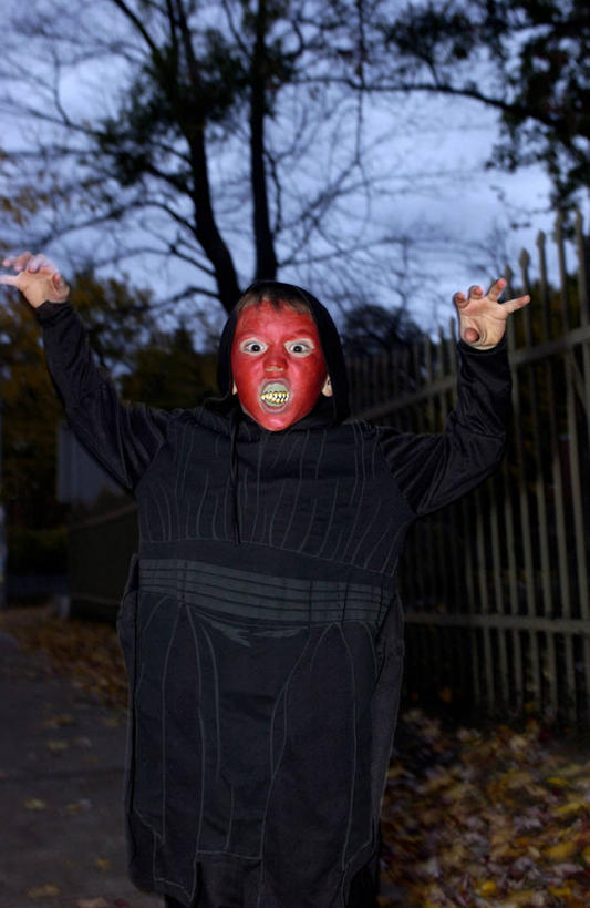 西方人,儿童,一个人,栏杆,站,伸展双臂,竖图,室外,白天,正面,抽象,绘画,纯洁,秋季,植物,叶子,欧洲,欧洲人,仅一个男性,仅一个人,一堆,一排,阴影,堆叠,堆积,朦胧,模糊,艺术,整齐,光线,彩绘,图案,影子,围栏,枯叶,落叶,艺术品,古典,文化,护栏,树,树木,排列,小孩,蓝色,绿色,蓝天,天空,阳光,自然,工艺品,天,品味,站着,仅一个小孩,概念,可爱,童年,童趣,生长,成长,堆,美术,高雅,队列,童真,烂漫,无邪,美学,恐吓,吓唬,恫吓,威吓,图文,天真,男孩,男人,男性,白种人,孩子,叶,叶片,秋,秋天,敞开双臂,伸开双臂,展开双肩,站立,张开手臂,张开双臂,半身,彩图,男生