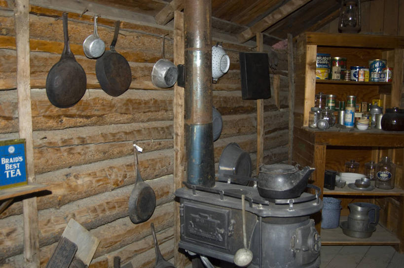 无人,横图,室内,白天,正面,柜子,厨具,一堆,吊挂,悬挂,阴影,堆叠,堆积,光线,影子,灯光,挂,橱柜,煎锅,堆,储藏用具,彩图