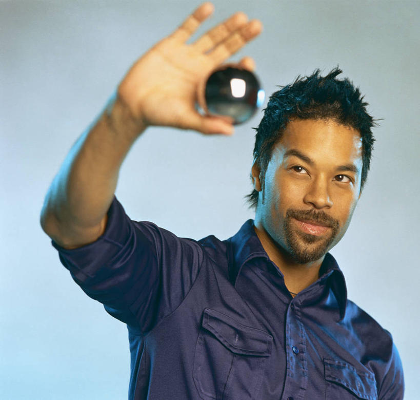 东方人,手,胡须,一个人,笑,微笑,横图,室内,特写,白天,正面,衬衫,亚洲,仅一个男性,仅一个人,仅一个中年男性,握,阴影,透明,光线,影子,灯光,水晶,拿,拿着,注视,黄种人,一个,蓝色,观察,看,球体,手部,水晶球,握着,单个,观看,察看,关注,男人,男性,中年男性,亚洲人,胡子,络腮胡,半身,彩图,衬衣