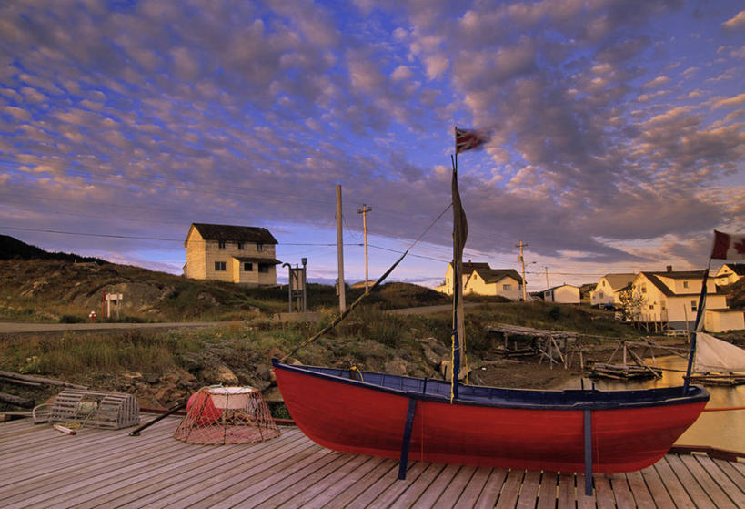 无人,家,横图,室外,白天,正面,旅游,度假,美景,日落,地板,船,旗帜,加拿大,一排,一艘,阴影,整齐,光线,影子,房屋,屋子,景观,晚霞,霞光,云,云朵,落日,木船,地面,云彩,娱乐,旗子,楼房,木地板,住宅,排列,蓝色,白云,蓝天,天空,阳光,自然,黄昏,交通工具,天,享受,休闲,景色,彩霞,放松,晴朗,北美,舟,北美洲,队列,自然风光,载具,美洲,北亚美利加洲,亚美利加洲,旌旗,旗号,纽芬兰,夕照,晴空,夕阳,彩图,房子,纽芬兰.拉布拉多,纽芬兰.拉布拉多省,纽芬兰岛,斜阳