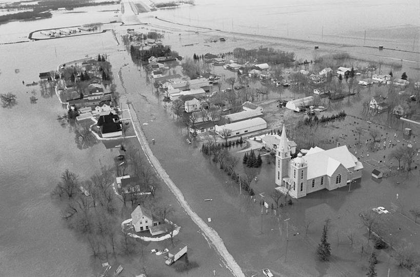 无人,家,教堂,横图,俯视,航拍,黑白,室外,白天,河流,水,加拿大,节日,房屋,屋子,河水,水流,文化,楼房,住宅,祈祷,健康,许愿,宗教,信仰,纪念,祈求,北美,北美洲,鸟瞰,灾难,美洲,信念,北亚美利加洲,亚美利加洲,马尼托巴,马尼托巴省,曼尼托巴省,劫难,磨难,灾祸,大水,洪水,平安,高角度拍摄,房子,大教堂,礼拜堂,曼省,缅尼托巴省,缅省,灾害