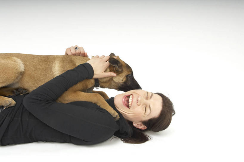 西方人,一个人,躺,闭眼,笑,大笑,横图,俯视,室内,白天,白色背景,兴奋,宠物,狗,欧洲,欧洲人,仅一个女性,仅一个人,服装,休闲装,衣服,动物,张嘴,仅一个中年女性,休闲,休闲服,可爱,摄影,服饰,影棚,牧羊犬,德国牧羊犬,舔舐,张大嘴巴,忠诚,哈哈大笑,德国狼犬,黑背,卧着,女人,女性,中年女性,白种人,张开嘴,犬,闭眼睛,闭着眼,闭着眼睛,躺着,卧,半身,彩图,高角度拍摄,影棚拍摄,高兴,狂笑,拍摄