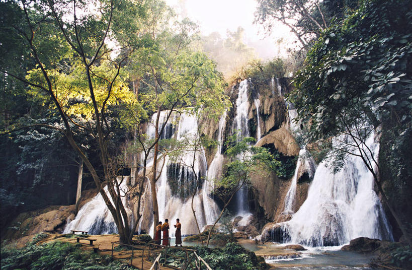 东方人,三个人,和尚,站,横图,室外,白天,仰视,旅游,度假,草地,草坪,河流,石头,美景,瀑布,水,植物,老挝,亚洲,阴影,飞溅,粗糙,平静,湍急,溅,光线,石子,液体,影子,河水,景观,水滴,水流,悬崖,黄种人,娱乐,水珠,草,树,树木,绿色,阳光,自然,站着,享受,休闲,陡峭,景色,安静,放松,高低,东南亚,生长,成长,宁静,凹凸,毛糙,静谧,喷洒,自然风光,沉静,绝壁,恬静,安祥,僻静,清静,太平,笔陡,峻峭,老挝人民民主共和国,琅勃拉邦省,男人,男性,年轻男性,亚洲人,跌水,石块,岩石,比丘,高僧,僧,僧侣,僧人,沙弥,修行僧,站立,彩图,低角度拍摄,全身,粗拙