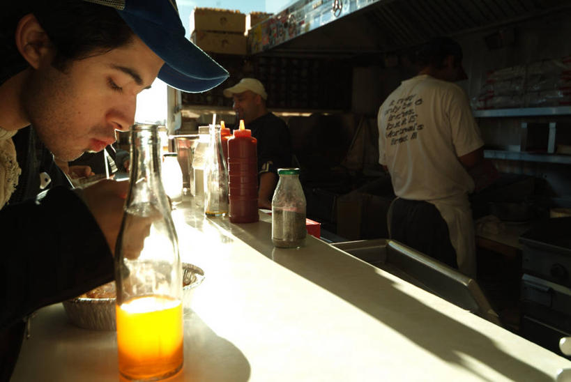 果汁,西方人,三个人,餐厅,站,坐,横图,室外,白天,侧面,帽子,欧洲,欧洲人,喝,阴影,服装,光线,影子,塑料,调料,饮品,调味品,调味料,注视,休闲装,运动帽,玻璃制品,饮料,衣服,阳光,玻璃瓶,瓶子,塑料制品,吸管,观察,看,站着,休闲,休闲服,鸭舌帽,服饰,观看,察看,空心,关注,可口,饮管,适口,男人,男性,中年男性,白种人,站立,坐着,半身,彩图,餐馆,饭店,饭馆,圆柱状