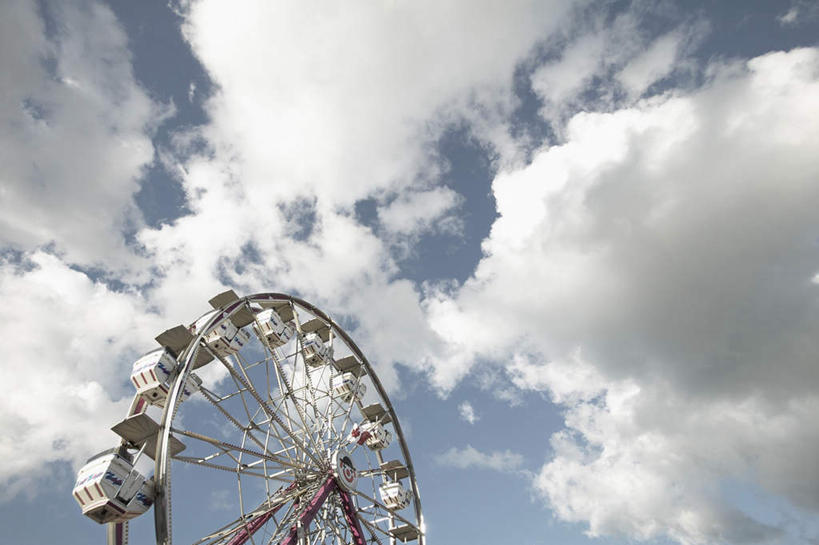 无人,游乐园,横图,室外,白天,仰视,游戏,游乐场,阴影,光线,影子,云,云朵,摩天轮,玩,云彩,娱乐,蓝色,白云,蓝天,天空,阳光,天,休闲,游乐设施,晴朗,活动,发泄,消遣,智力,费里斯大转轮,宣泄,乐园,游艺设施,晴空,玩耍,嬉戏,彩图,低角度拍摄