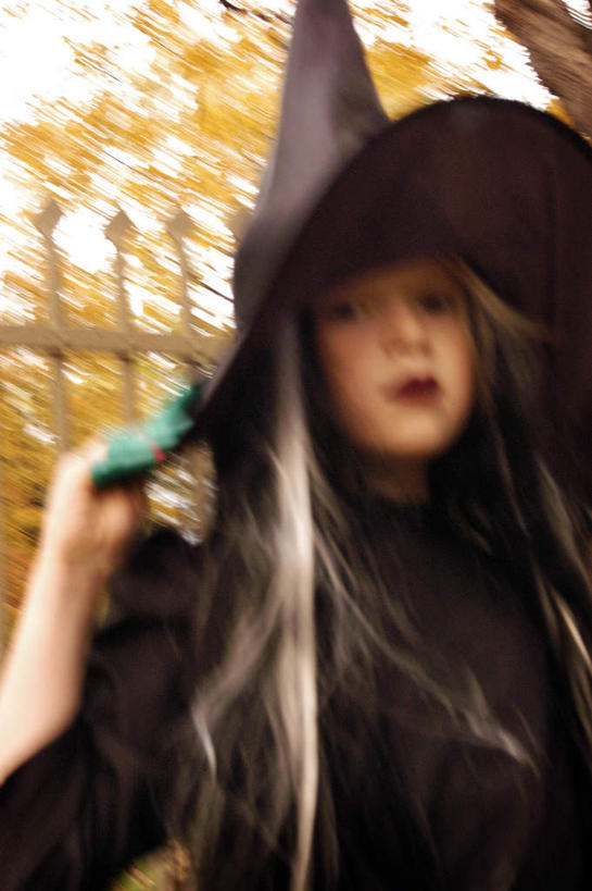 西方人,儿童,脸,头,脸颊,一个人,站,竖图,室外,白天,仰视,植物,帽子,欧洲,欧洲人,仅一个女性,仅一个人,握,阴影,朦胧,模糊,光线,影子,拿,拿着,注视,树,树木,扮演,小孩,蓝色,绿色,蓝天,天空,阳光,自然,天,观察,看,站着,仅一个小孩,握着,生长,晴朗,成长,观看,察看,关注,巫婆,万里无云,巫师帽,女孩,女人,女性,白种人,孩子,头部,脸部,脸蛋,面部,晴空,晴空万里,站立,半身,彩图,低角度拍摄,女生