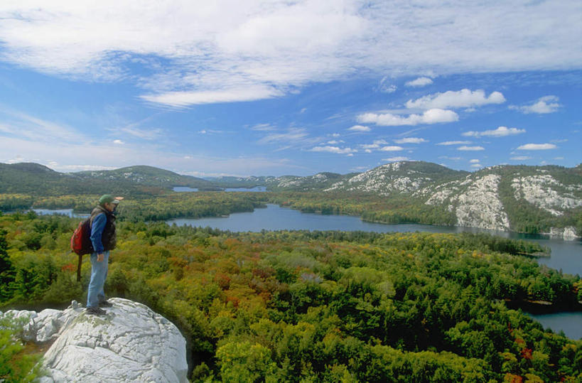 西方人,一个人,公园,站,横图,室外,白天,侧面,旅游,度假,石头,美景,树林,植物,欧洲,加拿大,欧洲人,仅一个男性,仅一个人,一堆,阴影,堆叠,堆积,服装,光线,包,石子,影子,景观,云,云朵,云彩,旅行包,注视,休闲装,娱乐,树,树木,仅一个年轻男性,衣服,蓝色,绿色,白云,蓝天,天空,阳光,自然,背包,天,观察,看,站着,享受,休闲,休闲服,景色,放松,服饰,生长,晴朗,成长,观看,堆,察看,北美,北美洲,关注,自然风光,美洲,北亚美利加洲,亚美利加洲,旅游包,安大略省,安省,基拉尼省立公园,省立公园,男人,男性,年轻男性,白种人,石块,岩石,晴空,站立,彩图,全身,双肩包