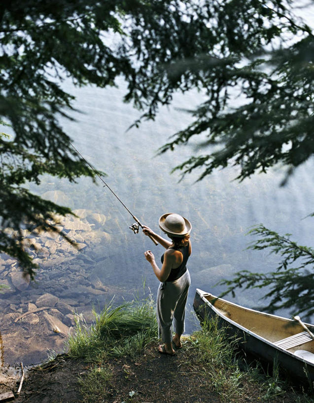 西方人,手,一个人,站,举,竖图,俯视,室外,白天,森林,山,山脉,树林,植物,雾,船,欧洲,欧洲人,仅一个年轻女性,仅一个女性,仅一个人,服装,朦胧,模糊,山峰,木船,山峦,注视,休闲装,树,树木,一只,衣服,绿色,交通工具,群山,观察,看,托,站着,休闲,手部,休闲服,服饰,生长,成长,观看,迷雾,察看,舟,关注,载具,年轻女性,女人,女性,白种人,大雾,举起,举手,举着,向上举,向上伸,向上托,站立,彩图,高角度拍摄,全身