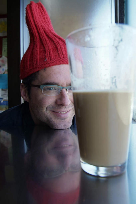 咖啡,西方人,眼睛,眉毛,睫毛,一个人,笑,微笑,露齿笑,竖图,室内,白天,正面,幸福,窗户,杯子,帽子,欧洲,欧洲人,瞳孔,仅一个男性,仅一个人,仅一个中年男性,阴影,光线,影子,注视,娱乐,玻璃窗,玻璃制品,饮料,红色,倒影,阳光,水杯,观察,看,享受,休闲,温馨,放松,乐趣,眼部,观看,察看,倒映,提神,舒适,关注,醒脑,软饮料,棉帽,反照,饭铺,男人,男性,中年男性,白种人,睫,眉,眼,眼睫毛,眼眉,玻璃杯,半身,彩图,饭店,饭馆,咖啡馆,眼眉毛