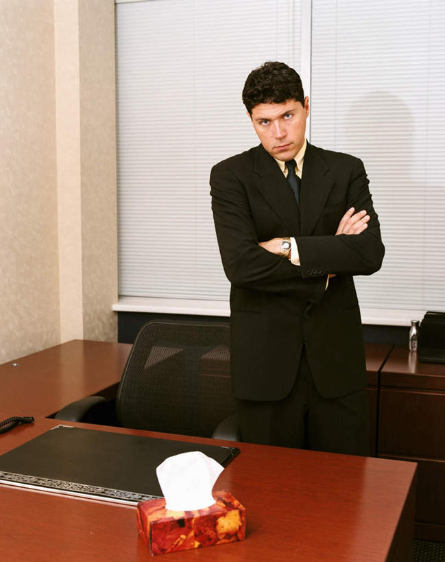 西方人,一个人,商务人士,商务男性,站,双手交叉,竖图,室内,白天,正面,衬衫,西装,窗户,桌子,欧洲,欧洲人,仅一个男性,仅一个人,阴影,套装,正装,光线,餐巾纸,影子,纸盒,百叶窗,办公桌,灯光,领带,注视,职业装,盒子,仅一个年轻男性,一个,包装盒,纸巾,观察,看,站着,单个,观看,察看,双手抱胸,关注,商务装,工薪阶层,男人,男性,年轻男性,白种人,白领,上班族,站立,半身,彩图,衬衣