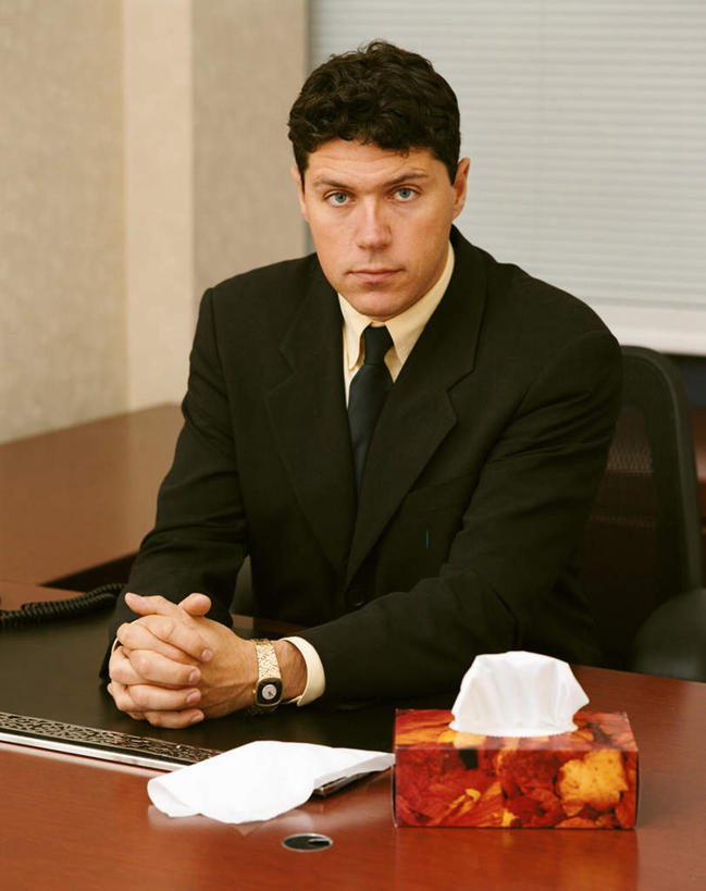 西方人,一个人,商务人士,商务男性,坐,双手交叉,竖图,室内,白天,正面,衬衫,西装,窗户,桌子,欧洲,欧洲人,仅一个男性,仅一个人,阴影,套装,正装,时间,光线,餐巾纸,时钟,手表,影子,纸盒,百叶窗,办公桌,灯光,领带,计时,注视,职业装,盒子,仅一个年轻男性,一个,包装盒,纸巾,钟表,观察,看,表,单个,观看,腕表,察看,关注,商务装,工薪阶层,男人,男性,年轻男性,白种人,白领,上班族,钟,十字手,坐着,半身,彩图,衬衣