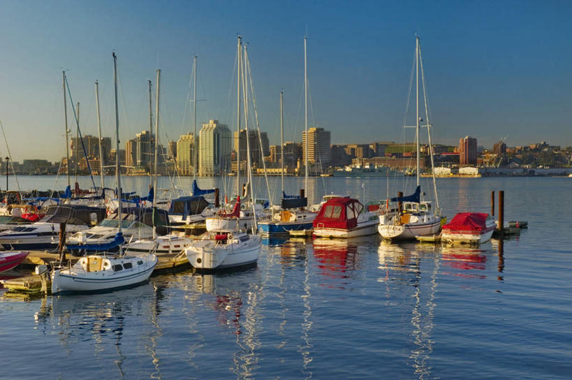 帆船,无人,高楼大厦,码头,横图,室外,白天,正面,度假,海浪,海洋,美景,城市风光,城市,大厦,港口,建筑,摩天大楼,船,加拿大,许多,阴影,光线,影子,景观,浪花,水平线,辽阔,海平线,很多,娱乐,蓝色,蓝天,天空,阳光,海水,交通工具,天,享受,休闲,广阔,景色,放松,晴朗,一望无际,北美,北美洲,载具,美洲,海景,新斯科舍,万里无云,省会,北亚美利加洲,亚美利加洲,北方卫士,哈利法克斯,新斯科舍省,无边无际,一马平川,大海,风浪,海,海水的波动,近岸浪,涌浪,晴空,晴空万里,彩图,摆渡口,埠头,大楼,渡口,渡头,港湾,高层建筑,高楼,海港,货运码头,口岸,摩天楼,商港,水天相接,水天一线