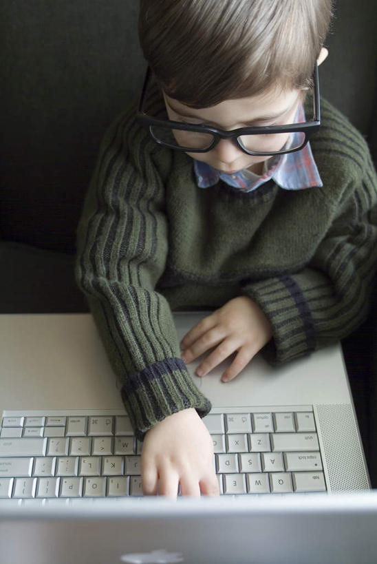 西方人,儿童,一个人,站,摸,竖图,俯视,室内,白天,纯洁,电脑,笔记本电脑,欧洲,加拿大,欧洲人,仅一个男性,仅一个人,抚摸,阴影,服装,光线,网络,影子,灯光,注视,休闲装,通讯设备,小孩,衣服,观察,看,站着,仅一个小孩,休闲,休闲服,可爱,童年,童趣,服饰,观看,察看,无线,北美,北美洲,关注,美洲,通信设备,无线网络,无线上网,便携式电脑,童真,烂漫,无邪,北亚美利加洲,亚美利加洲,魁北克省,蒙特利尔,蒙特利尔市,蒙特娄,圣人之城,天真,手提电脑,男孩,男人,男性,白种人,孩子,触摸,接触,站立,半身,彩图,高角度拍摄,男生