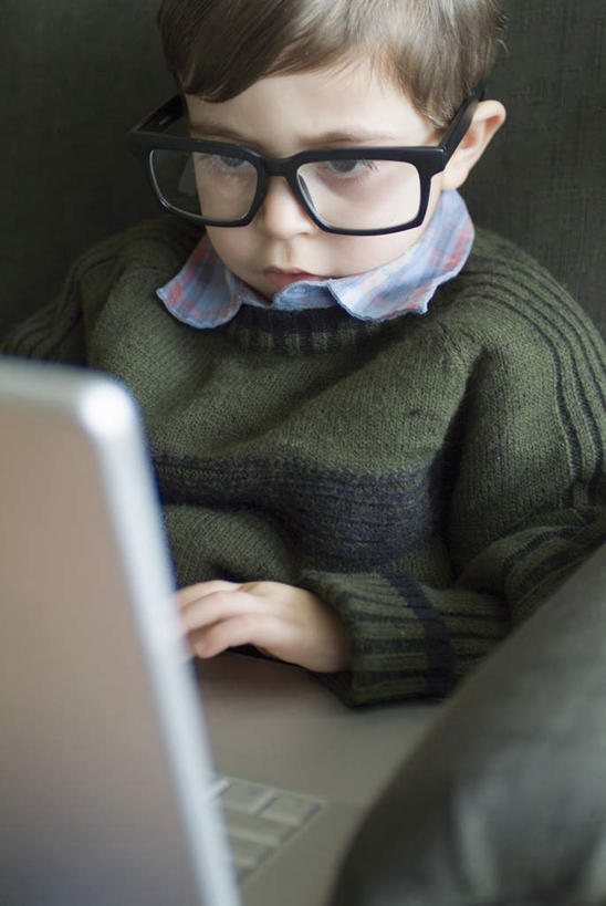 西方人,儿童,一个人,坐,摸,竖图,室内,白天,正面,纯洁,电脑,笔记本电脑,窗户,沙发,照明,欧洲,加拿大,欧洲人,仅一个男性,仅一个人,抚摸,握,阴影,光线,网络,影子,灯光,拿,拿着,注视,通讯设备,玻璃窗,灯,一个,小孩,阳光,灯具,落地灯,观察,看,仅一个小孩,可爱,童年,童趣,握着,单个,观看,照亮,察看,无线,北美,北美洲,照明设备,关注,美洲,通信设备,无线网络,布艺沙发,无线上网,便携式电脑,童真,烂漫,无邪,北亚美利加洲,亚美利加洲,魁北克省,蒙特利尔,蒙特利尔市,蒙特娄,圣人之城,天真,手提电脑,男孩,男人,男性,白种人,孩子,触摸,接触,坐着,半身,彩图,男生