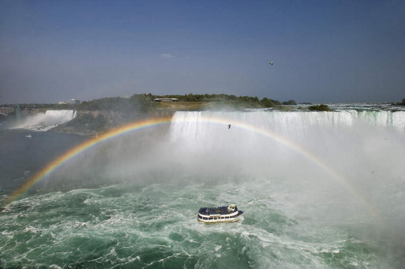 无人,横图,俯视,航拍,室外,白天,旅游,度假,彩虹,湖,湖泊,瀑布,水,雾,船,纽约,美国,加拿大,一艘,阴影,波纹,飞溅,朦胧,模糊,溅,光线,液体,影子,湖面,水滴,水流,水面,游艇,娱乐,水珠,蓝色,风景,蓝天,水纹,天空,阳光,交通工具,波浪,湖水,天,驾驶,行驶,享受,休闲,景色,放松,晴朗,风光,操纵,迷雾,控制,景物,北美,北美洲,鸟瞰,喷洒,载具,美洲,操控,纽约州,万里无云,帝国之州,帝国州,北亚美利加洲,亚美利加洲,把持,风物,光景,景致,尼加拉瀑布,安大略省,安省,婚纱瀑布,马蹄瀑布,尼亚加拉大瀑布,尼亚加拉河,尼亚加拉瀑布,跌水,大雾,虹,虹桥,七彩虹,晴空,晴空万里,天虹,彩图,高角度拍摄