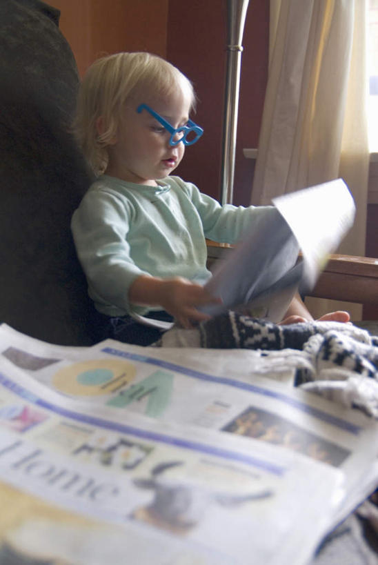 西方人,儿童,一个人,躺,竖图,俯视,室内,白天,阅读,纯洁,窗户,窗帘,落地窗,卧室,报纸,欧洲,欧洲人,仅一个女性,仅一个人,许多,握,学习,阴影,服装,朦胧,模糊,装饰,透明,光线,影子,墙,很多,拿,拿着,注视,休闲装,玻璃窗,墙壁,墙面,一个,小孩,衣服,蓝色,阳光,帘子,观察,看,张嘴,仅一个小孩,休闲,休闲服,遮阳,可爱,童年,童趣,浏览,握着,服饰,单个,观看,华丽,修饰,眼眶,点缀,察看,关注,张大嘴巴,童真,烂漫,无邪,衬托,美观,雅致,雅观,理智,沉静,冷色,高深,冷淡,卧着,天真,女孩,女人,女性,白种人,孩子,张开嘴,躺着,卧,彩图,高角度拍摄,全身,睡房,卧房,女生