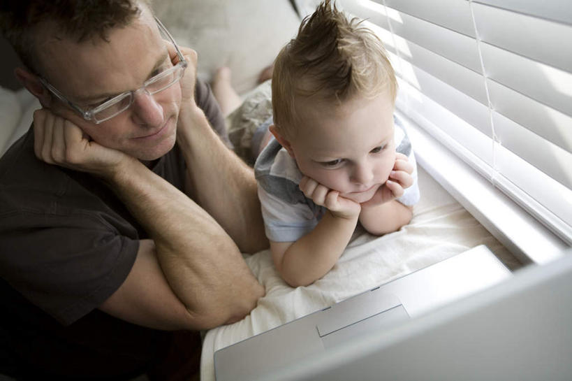 西方人,儿童,两个人,家庭,父亲,儿子,坐,横图,俯视,室内,白天,纯洁,电脑,笔记本电脑,窗户,欧洲,加拿大,欧洲人,网络,百叶窗,注视,通讯设备,小孩,观察,看,趴着,温暖,温馨,父子,一家人,父爱,可爱,童年,童趣,观看,和睦,察看,无线,北美,北美洲,关注,美洲,通信设备,无线网络,无线上网,便携式电脑,童真,烂漫,无邪,北亚美利加洲,亚美利加洲,卑诗省,不列颠哥伦比亚,不列颠哥伦比亚省,天真,手提电脑,男孩,男人,男性,年轻男性,白种人,孩子,年轻人,趴,坐着,半身,彩图,高角度拍摄,融洽,男生