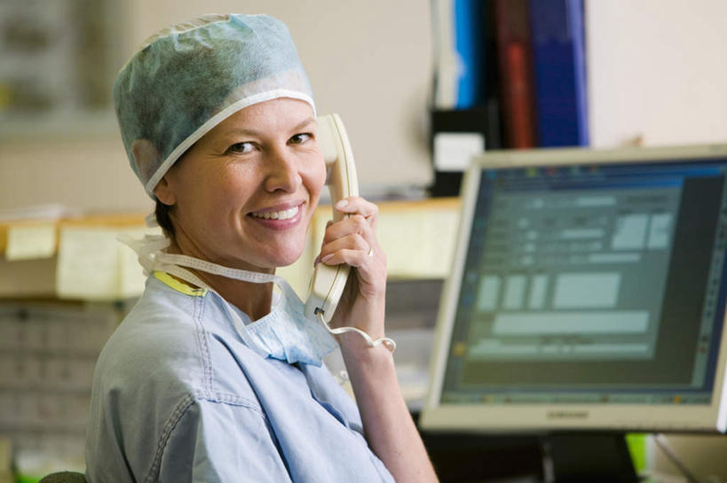 西方人,一个人,护士,医院,坐,笑,打电话,微笑,露齿笑,横图,室内,白天,正面,电脑,笔记本电脑,电话,手机,欧洲,加拿大,欧洲人,仅一个女性,仅一个人,握,阴影,光线,网络,材料,档案,文件,影子,墙,灯光,拿,拿着,注视,通讯设备,墙壁,墙面,资料,观察,看,仅一个中年女性,握着,观看,察看,无线,北美,北美洲,白衣天使,关注,文档,美洲,通信设备,无线网络,无线上网,便携式电脑,医疗机构,北亚美利加洲,亚美利加洲,交流,手提电脑,女人,女性,中年女性,白种人,沟通,通话,坐着,半身,彩图,病院,诊所