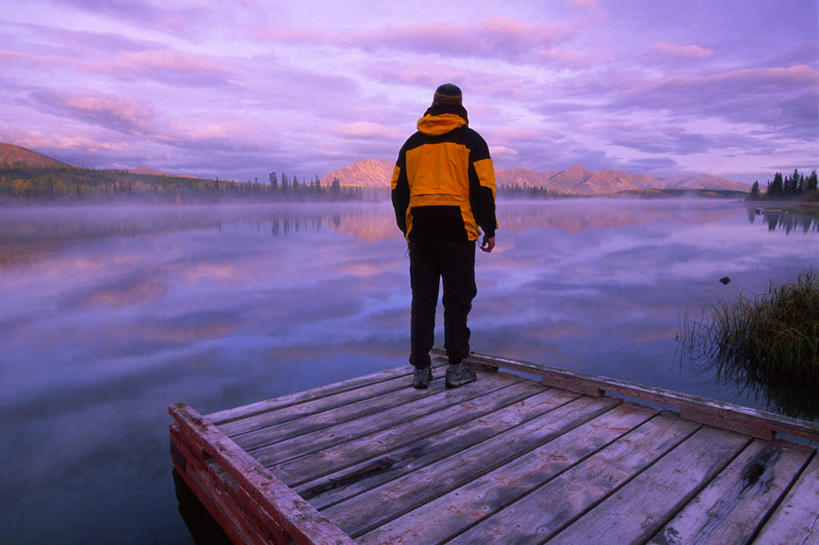 西方人,一个人,站,横图,室外,白天,旅游,度假,河流,美景,日落,树林,水,植物,欧洲,加拿大,欧洲人,仅一个男性,仅一个人,服装,木板,河水,景观,水流,晚霞,霞光,云,云朵,落日,桥,木桥,云彩,休闲装,娱乐,栈桥,树,树木,仅一个年轻男性,背面,衣服,蓝色,绿色,白云,倒影,蓝天,天空,自然,黄昏,天,站着,享受,休闲,休闲服,景色,彩霞,放松,服饰,生长,晴朗,成长,人行桥,木板桥,倒映,北美,北美洲,自然风光,美洲,北亚美利加洲,亚美利加洲,育空,育空地区,夕照,反照,男人,男性,年轻男性,白种人,晴空,夕阳,站立,彩图,全身,斜阳