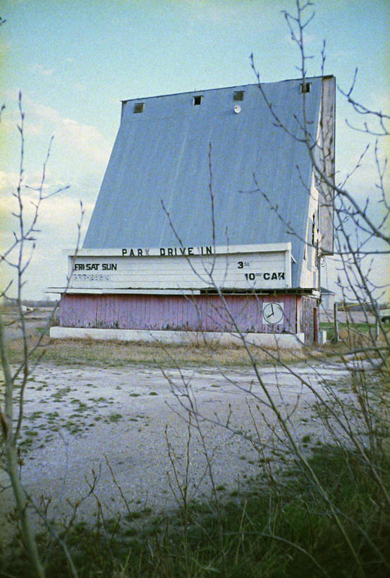 无人,竖图,室外,白天,正面,旅游,度假,草地,草坪,植物,标志建筑,地标,建筑,加拿大,阴影,光线,影子,云,云朵,云彩,娱乐,建设,草,树,树木,蓝色,绿色,白云,蓝天,天空,阳光,自然,天,享受,休闲,旅游胜地,放松,生长,晴朗,成长,北美,北美洲,美洲,北亚美利加洲,亚美利加洲,马尼托巴,马尼托巴省,曼尼托巴省,饭铺,晴空,彩图,饭店,饭馆