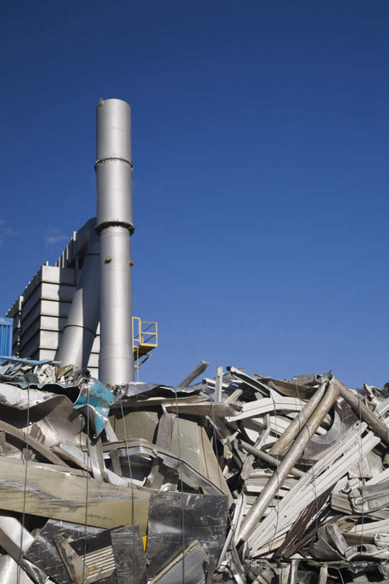 无人,工厂,竖图,室外,白天,正面,烟囱,金属制品,加拿大,一堆,阴影,堆叠,堆积,光线,金属,影子,破坏,蓝色,蓝天,天空,阳光,天,晴朗,堆,损坏,北美,北美洲,毁坏,美洲,万里无云,北亚美利加洲,亚美利加洲,魁北克省,晴空,晴空万里,彩图,工地,制造厂