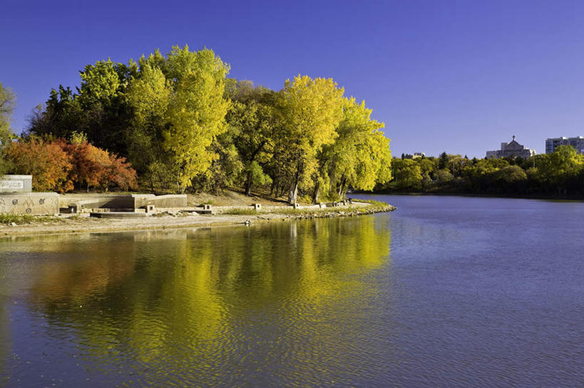 无人,横图,室外,白天,正面,旅游,草地,草坪,湖,湖泊,美景,水,植物,加拿大,阴影,光线,影子,湖面,景观,水流,水面,草,树,树木,蓝色,绿色,蓝天,天空,阳光,自然,湖水,天,景色,生长,晴朗,成长,北美,北美洲,自然风光,美洲,万里无云,省会,北亚美利加洲,亚美利加洲,马尼托巴,马尼托巴省,曼尼托巴省,温尼伯,晴空,晴空万里,彩图,游览