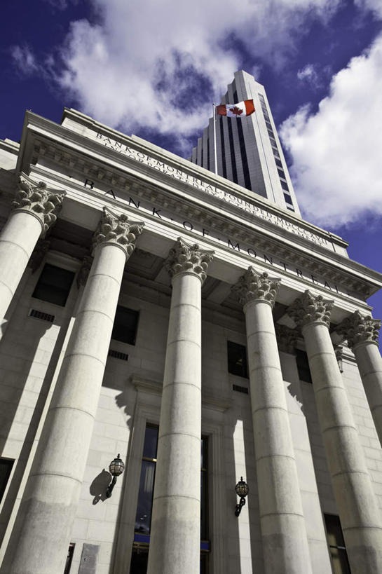 无人,高楼大厦,竖图,室外,白天,仰视,度假,美景,城市风光,城市,大厦,建筑,摩天大楼,旗帜,国旗,加拿大,阴影,光线,影子,柱子,墙,景观,云,云朵,云彩,娱乐,墙壁,墙面,一个,蓝色,白云,蓝天,天空,阳光,天,享受,休闲,景色,放松,晴朗,单个,北美,北美洲,美洲,省会,北亚美利加洲,亚美利加洲,马尼托巴,马尼托巴省,曼尼托巴省,温尼伯,旗,晴空,彩图,低角度拍摄,大楼,高层建筑,高楼,摩天楼