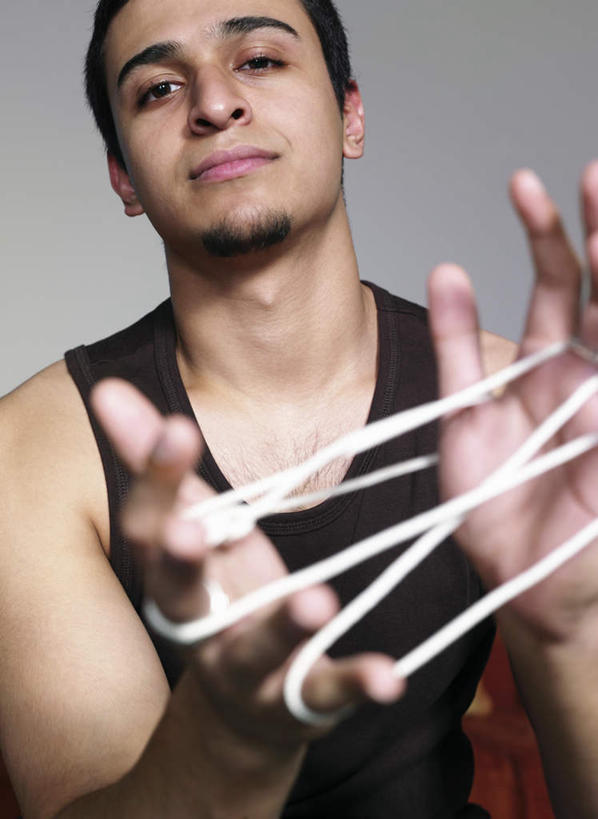 手,胡须,一个人,竖图,室内,白天,正面,游戏,成功,合作,团队,集体,信心,玩具,亚洲,仅一个男性,仅一个人,握,服装,拿,玩,拿着,休闲装,娱乐,队伍,仅一个年轻男性,衣服,绳子,休闲,手部,休闲服,翻花绳,握着,服饰,活动,绳索,成就,发泄,消遣,智力,挑帮帮,合伙,翻绳,宣泄,解绷绷,解勾勾,解钩钩,挑花花线,线翻花,解股,翻花鼓,挑绷绷,男人,男性,年轻男性,阿拉伯人,白种人,亚洲人,山羊胡,胡子,玩耍,嬉戏,半身,彩图