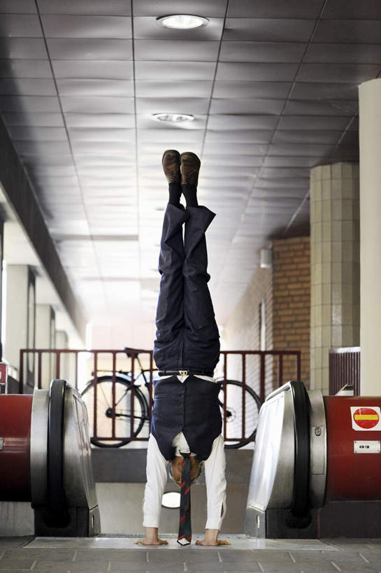 西方人,一个人,栏杆,竖图,室内,白天,正面,衬衫,天花板,电梯,自行车,照明,欧洲,欧洲人,仅一个男性,仅一个人,撑,倒立,阴影,光线,影子,电动扶梯,围栏,灯光,领带,自动扶梯,运输工具,护栏,吊灯,车,脚踏车,灯,仅一个年轻男性,阳光,灯具,交通工具,照亮,撑着,照明设备,载具,男人,男性,年轻男性,白种人,彩图,全身,衬衣,扶手电梯,升降设备,运输带,自动行人电梯,电扶梯