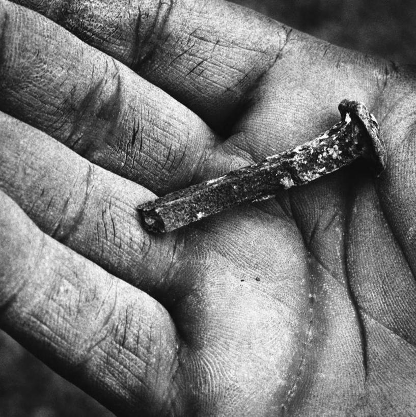 西方人,手,一个人,站,举,方图,俯视,黑白,室内,特写,白天,旅游,度假,美景,欧洲,欧洲人,仅一个男性,仅一个人,握,阴影,朦胧,模糊,光线,钉子,粉末,影子,景观,拿,拿着,注视,娱乐,仅一个年轻男性,阳光,自然,观察,看,托,站着,享受,休闲,手部,粉,景色,放松,握着,肮脏,观看,五金,察看,紧固,关注,自然风光,邋遢,牢固,粉状,粉剂,龌龊,污秽,男人,男性,年轻男性,白种人,举起,举手,举着,向上举,向上伸,向上托,站立,半身,高角度拍摄,稳固