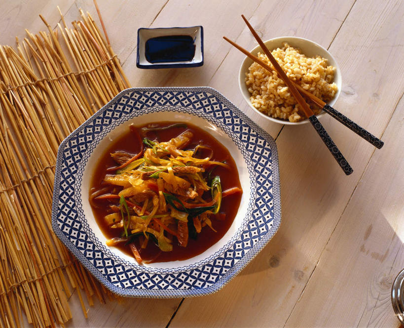 米饭,无人,横图,俯视,室内,白天,烹饪,中餐,筷子,桌面,桌子,静物,餐具,阴影,光线,木制,碟子,盘,影子,陶瓷,料理,食品,陶瓷制品,饭,调味酱,文化,传统,酱油,菜肴,美食,食物,阳光,盘子,木制品,容器,碟,碗,中式,佳肴,储藏,礼节,五谷,储存,礼仪,进餐用具,彩图,高角度拍摄,贮存