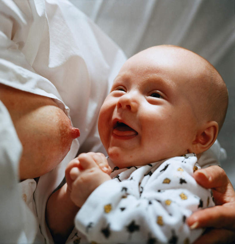 西方人,儿童,乳房,乳头,两个人,家庭,母亲,儿子,抱,竖图,俯视,室内,白天,纯洁,欧洲,欧洲人,阴影,服装,光线,哺育,影子,灯光,小孩,衣服,白色,张嘴,温暖,温馨,母子,一家人,可爱,母爱,童年,童趣,服饰,抱着,和睦,养育,搂着,衣着,穿着,张大嘴巴,童真,烂漫,无邪,衣饰,哺养,天真,男孩,年轻女性,女人,女性,白种人,孩子,年轻人,张开嘴,怀抱,搂,搂抱,相抱,拥抱,半身,彩图,高角度拍摄,融洽,男生