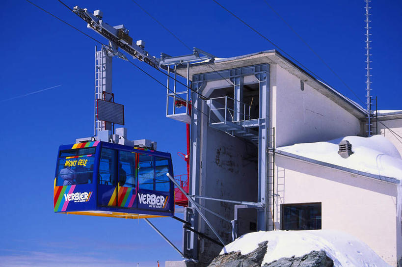 无人,家,横图,室外,白天,仰视,窗户,落地窗,意大利,欧洲,阴影,光线,标志,文字,影子,字符,字母,房屋,屋子,标识,楼房,玻璃窗,住宅,缆车,蓝色,蓝天,天空,阳光,交通工具,天,晴朗,南欧,索道,万里无云,意大利共和国,首府,缆索铁路,奥斯塔,瓦莱达奥斯塔,瓦莱达奥斯塔大区,晴空,晴空万里,彩图,低角度拍摄,房子