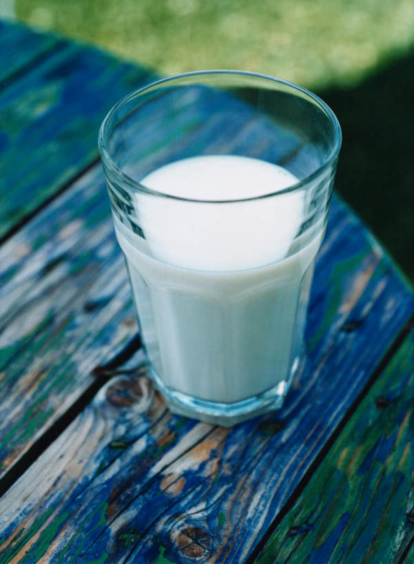 牛奶,无人,竖图,俯视,室外,特写,白天,桌面,桌子,杯子,木制,饮品,一杯,营养,斑驳,玻璃制品,饮料,一只,木制品,水杯,放置,搁置,安排,乳制品,奶,安神,班驳,玻璃杯,彩图,高角度拍摄