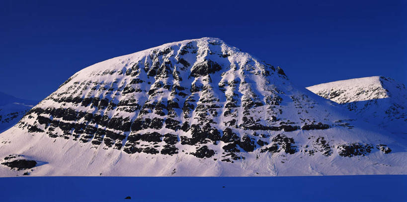 无人,横图,室外,白天,仰视,旅游,度假,石头,美景,山,雪,雪山,大雪,瑞典,欧洲,阴影,光线,石子,影子,冰,积雪,景观,山峰,雪景,冬季,冬天,山峦,娱乐,蓝色,蓝天,天空,阳光,自然,天,享受,休闲,景色,放松,寒冷,晴朗,冰冷,斯堪的纳维亚,自然风光,北欧,斯堪的纳维亚半岛,万里无云,严寒,冰凉,酷寒,凛冽,凛凛,极冷,瑞典王国,北博滕,北博滕省,石块,岩石,晴空,晴空万里,彩图,低角度拍摄