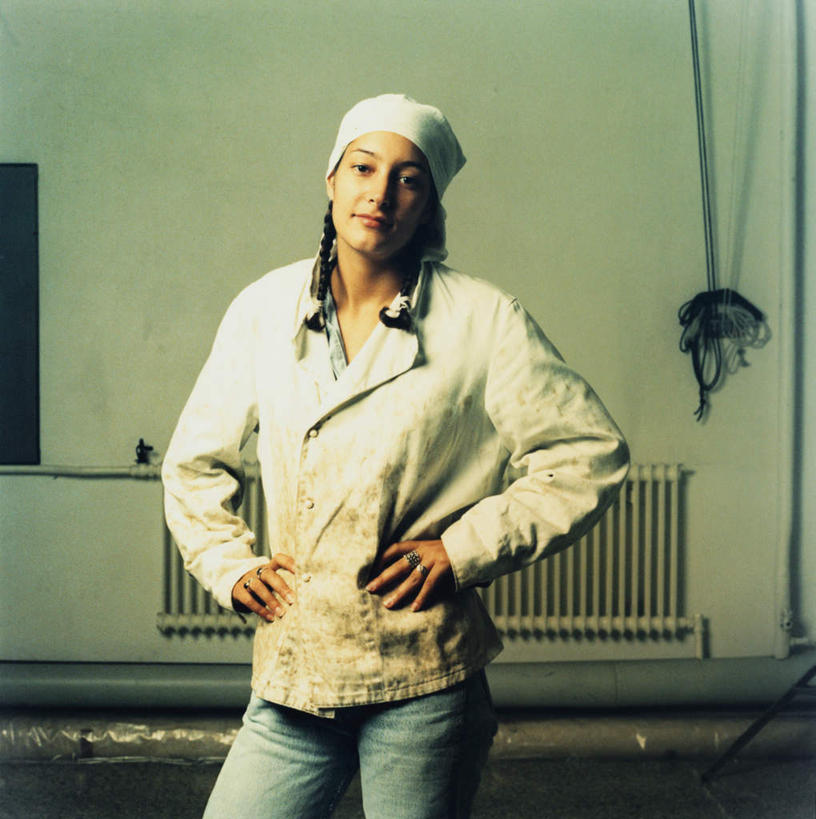 西方人,一个人,站,横图,室内,白天,正面,金属制品,欧洲,欧洲人,仅一个年轻女性,仅一个女性,仅一个人,一排,阴影,服装,整齐,鲜艳,光线,金属,头巾,影子,墙,美丽,扭头,注视,休闲装,漂亮,管道,手叉腰,墙壁,墙面,排列,衣服,阳光,叉腰,观察,看,站着,转头,休闲,休闲服,服饰,观看,察看,优美,双手叉腰,队列,关注,摩登,艳丽,斑斓,标致,瑰丽,娇艳,锦绣,娟秀,俊丽,奇丽,俏丽,时兴,秀丽,暖气片,年轻女性,女人,女性,白种人,站立,半身,彩图