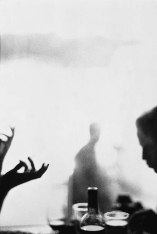 西方人,手,两个人,夫妻,坐,竖图,黑白,室内,白天,正面,爱情,河流,森林,树林,水,植物,雾,餐桌,桌子,杯子,椅子,欧洲,欧洲人,一排,阴影,波纹,朦胧,模糊,整齐,光线,罐子,影子,木椅,河水,水流,浪漫,注视,玻璃制品,树,树木,排列,绿色,水纹,阳光,自然,玻璃瓶,瓶子,水杯,波浪,观察,看,手部,恩爱,恋人,生长,成长,餐台,观看,迷雾,察看,队列,关注,男人,男性,年轻男性,年轻女性,女人,女性,白种人,夫妇,情侣,玻璃杯,大雾,坐着,半身,伴侣