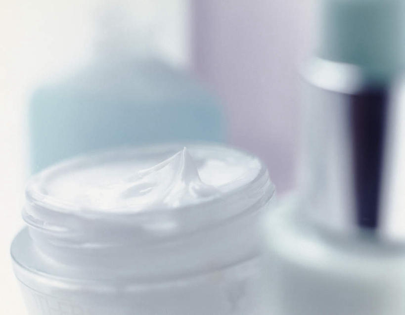 无人,横图,俯视,室内,白天,化妆,美容,护肤,阴影,朦胧,模糊,光线,影子,灯光,化妆品,瓶子,四个,保养,享受,休闲,放松,保健,润肤乳,养颜,彩图,高角度拍摄