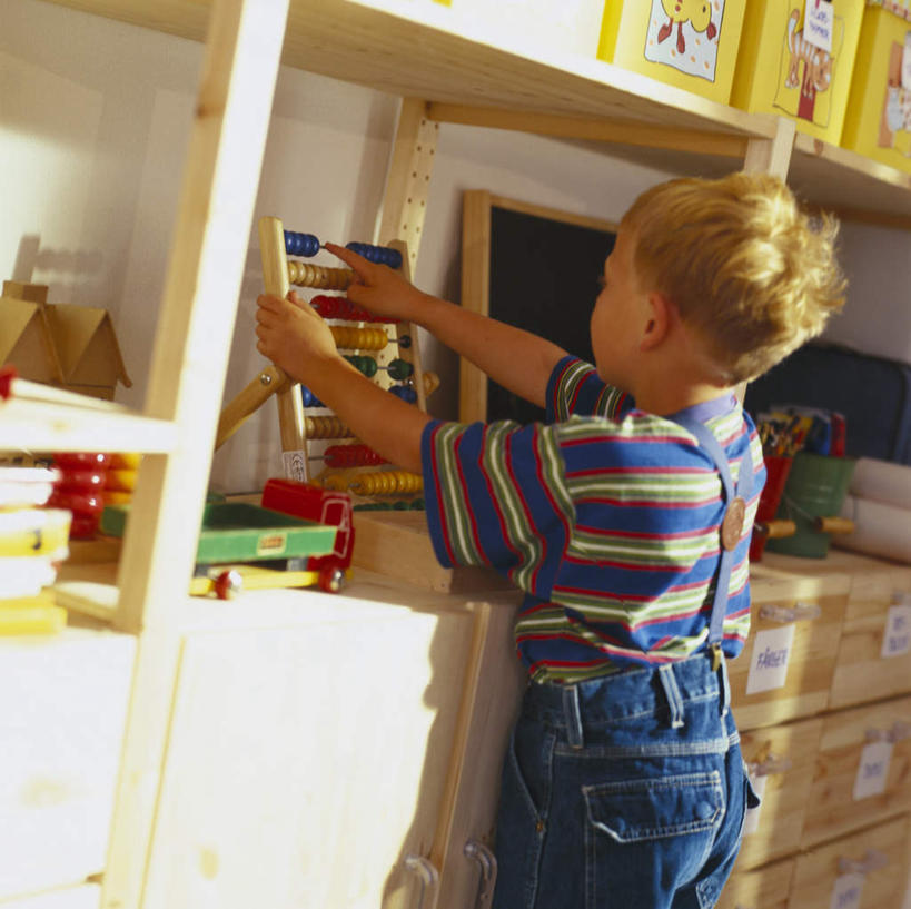 西方人,儿童,手,一个人,站,横图,室内,白天,纯洁,房间,柜子,书籍,欧洲,欧洲人,仅一个男性,仅一个人,许多,握,阴影,服装,光线,影子,墙,灯光,很多,拿,拿着,休闲装,墙壁,墙画,墙面,小孩,背面,衣服,橱柜,伸,站着,仅一个小孩,休闲,手部,休闲服,可爱,童年,童趣,握着,服饰,屈,童真,烂漫,无邪,天真,男孩,男人,男性,白种人,孩子,书,图书,站立,半身,彩图,男生