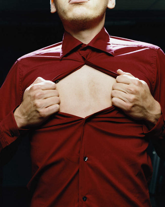 西方人,一个人,站,竖图,室内,特写,白天,正面,欧洲,欧洲人,仅一个男性,仅一个人,握,阴影,黑色背景,服装,光线,影子,灯光,拿,拿着,休闲装,仅一个年轻男性,衣服,站着,休闲,休闲服,握着,摄影,服饰,影棚,撕扯,男人,男性,年轻男性,白种人,站立,半身,彩图,影棚拍摄,拍摄